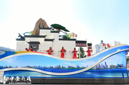“美好安徽”彩車：展現(xiàn)多姿多彩的徽風(fēng)皖韻，奏響爭當(dāng)改革先鋒的時(shí)代強(qiáng)音