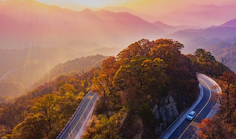 行走金寨中國紅嶺公路，體驗(yàn)華東最美自駕線路